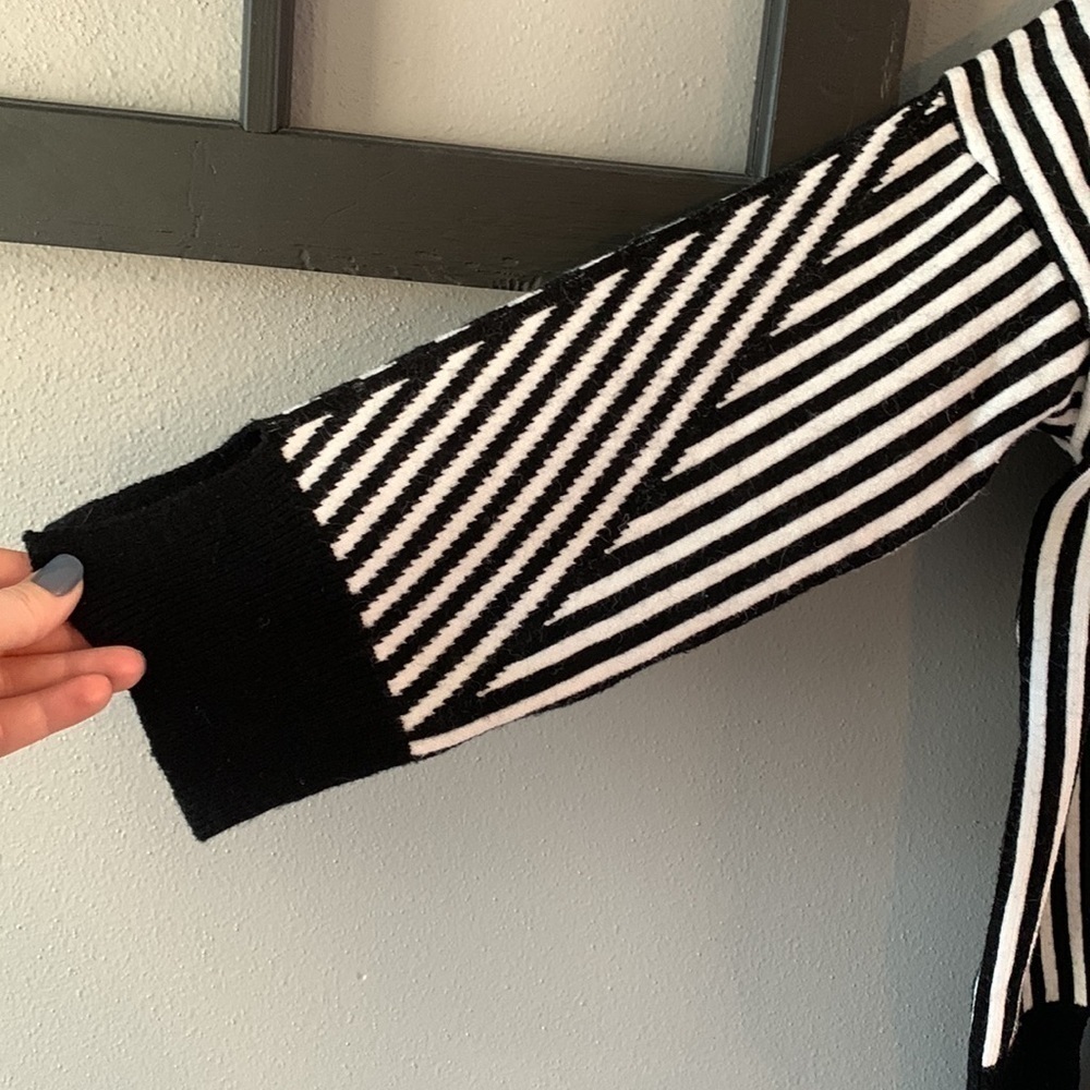 Moon River Chevron Black White Striped V Neck Sweater - Picture 5 of 7